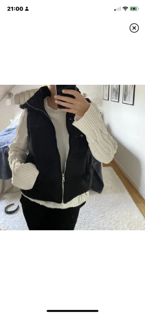 Chelsea väst - Hej, säljer en väst ifrån Chelsea som aldrig kommer till användning. Kvaliten är bra och den är i storlek S.  Den har fickor och luva Köptes för 499kr❤️ Hör av er vid fler frågor eller bilder