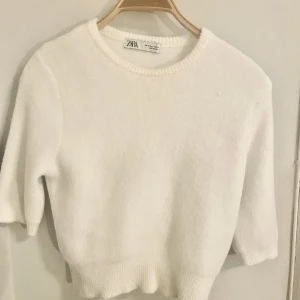 Trekvartsärmad tröja från zara  - Super söt vit trekvartsärmad tröja från zara!❤️Använd två gånger så jätte bra skick, storlek s men passar även xs❤️