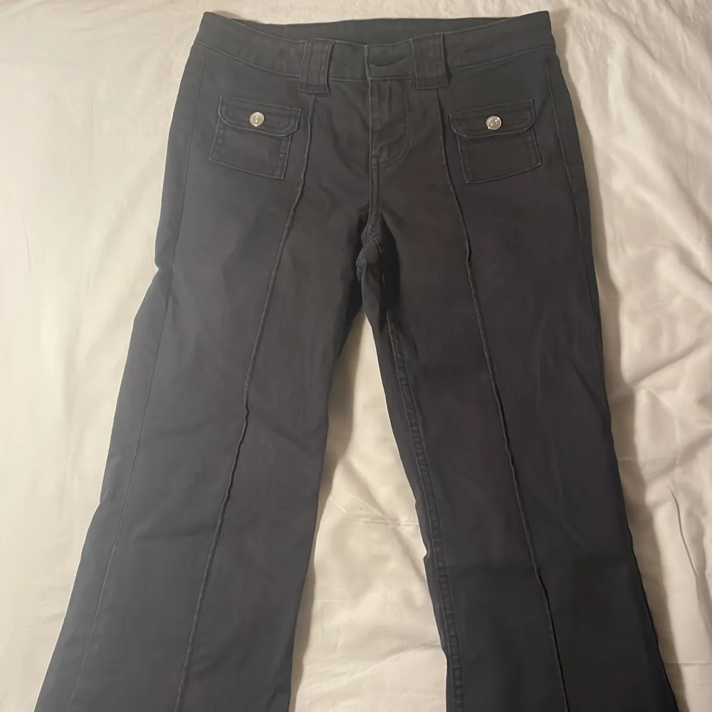 Säljer dessa jeans pga för små.💞 Kommer från h&m men jag köpte de på plick. Storlek 36. Lite slitna längst ner men inte alls mycket.❤️ Om många vill köpa blir det budgivning ❤️. Jeans & Byxor.