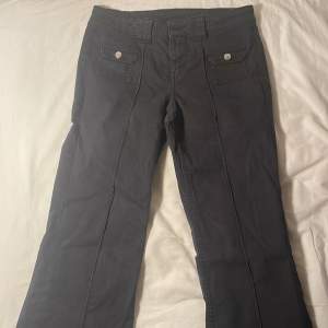 Säljer dessa jeans pga för små.💞 Kommer från h&m men jag köpte de på plick. Storlek 36. Lite slitna längst ner men inte alls mycket.❤️ Om många vill köpa blir det budgivning ❤️