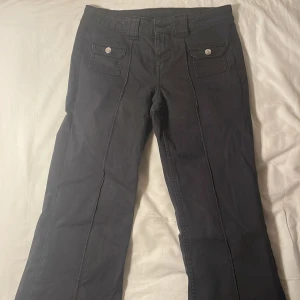 H&M jeans - Säljer dessa jeans pga för små.💞 Kommer från h&m men jag köpte de på plick. Storlek 36. Lite slitna längst ner men inte alls mycket.❤️ Om många vill köpa blir det budgivning ❤️