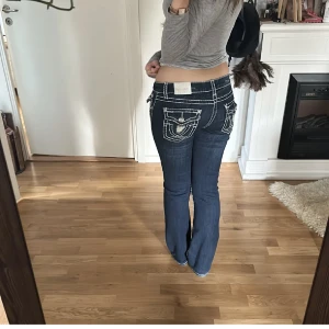 Lågmidjade jeans  - Jätte unika jeans från L.A idol, skit snygga fickor och stretchig vid midja. Används 1 gång och jag är 165 och det är perfekta i längden på mig 💞
