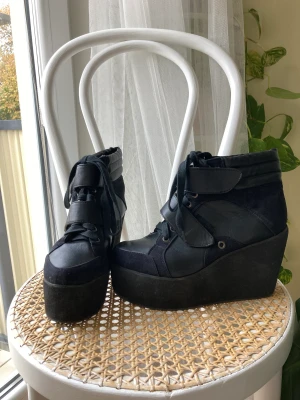 Platåskor stövletter - Svarta platåskor i sneakers stuk! Storlek 40