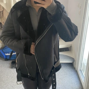 Jacka  - Svart jacka🖤passar både s och m