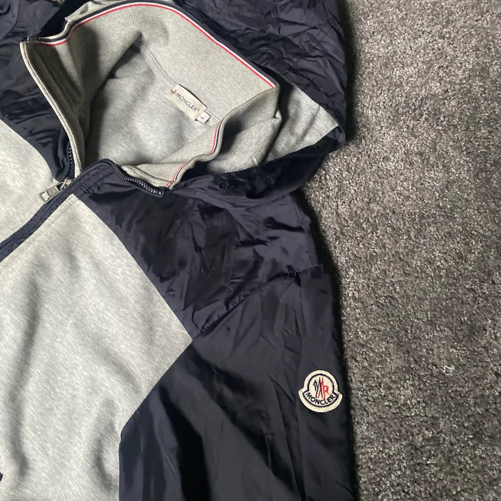 Säljer nu denna moncler cardiganen skicket är bra och den är i storlek L men passar M/ möjligen en större S givetvis äkta . Hoodies.