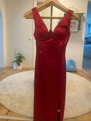 Röd klänning  - Röd klänning från Fashion Nova. Storleks XS/S. 