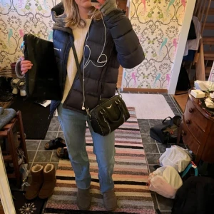 Peak performance  - Första bilden är lånad! Detta är en jättesnygg peak performance jacka, skulle säga strlk XS❤️ perfekt nu till vintern och den har inga defekter. Skriv privat om fler funderingar!❤️ Nypris 1300 