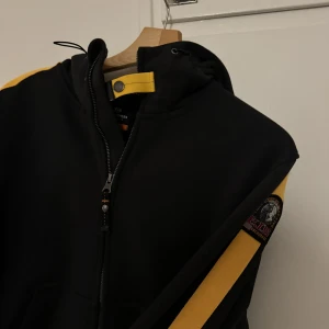 Parajumper Ziphoodie - Parajumper Ziphoodie även dragkedja på fickorna. Sparsamt använd i gott skick. Färgen är mörkblå nypris: ca 2500