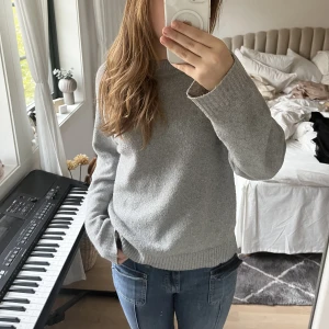 Stickad tröja  - Fin stickad tröja från Vero Moda, fint skick förutom att jag behövt laga den på 2 ställen över axlarna (bild privat)! Annars ytterst noppig💖 !!TRYCK PÅ KÖP KU!!
