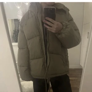 Hm vinterjacka - Säljer denna fina hm vinterjackan som var trendig förra vintern☺️Inga defekter💖