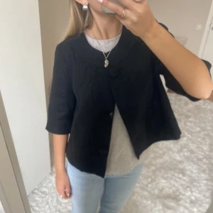 Trekvartsärmad jacka/trenchcoat  - Säljer denna svarta trekvartärmade trenchcoaten. Har du någon fråga är det bara att höra av dig🫶🏻