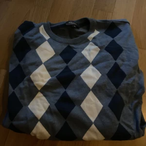 Blå argyle tröja - skitsnygg argyle tröja. Det finns även liknande tröjor 