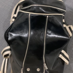 Fred Perry väska  - Säljer en fet fred Perry väska. Finns lite märken o liknande på väskan, men annars är den i bra skick förutom zippen som glappar när man ska stänga 