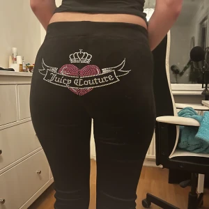juicy couture mjukisbyxor - PRIS KAN DISKUTERAS! jättesnyggt par juicy mjukisar i perfekt skick! har endast använts ksk 2 gånger. 💓 skriv om frågor/mer bilder!