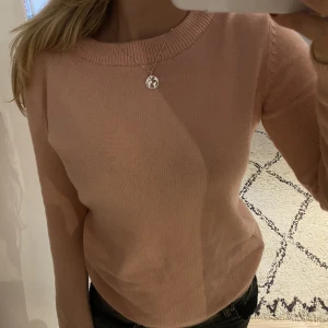 Rosa stickad tröja  - Jättesöt rosa tröja i perfekt skick, skriv privat för fler bilder💕💕 