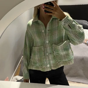 Grön jacka - Grön jacka/overshirt fint skick knappt annvänd från zara☘️
