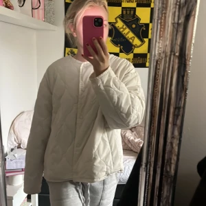 Jacka - Säljer denna höstjacka från STHLM STUDIO som är använd ett fåtal gånger. 250kr + frakt.