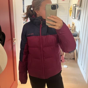 Marmot Dunjacka - Köpt för 1700kr och använd förra vintern. Mitt pris 1000kr. Super varm och skön!🥰🥰