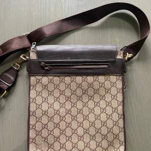 Louis Vuitton (LV) väska i gott skick. Knappt använd. Innerficka samt ytterficka på baksidan av väskan Tar emot bud Ej äkta 