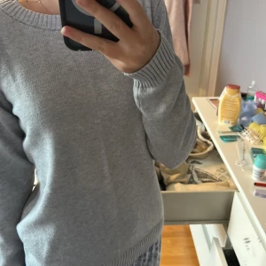 Stickad vila tröja  - En basic stickad tröja från vila i fint skick. Inte alls nopprig & så skön. ⚠️kom priv för fler bilder⚠️