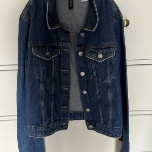 Oanvänd jeansjacka i XS - En blå jeansjacka i storlek XS. Helt oanvänd och därmed i bra skick! Original pris: 349