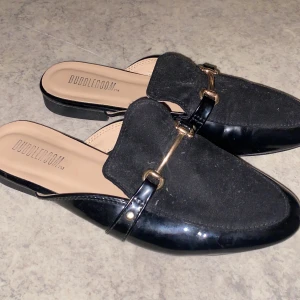 loafers slip on - Säljer ett par loafers slip on som har kommit till en stor användning för mig använt dom ganska många gånger men dom är typ som nya jätte fina inget fel på dom säljer pågrund av att det inte är min stil längre