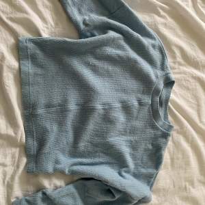 jättesöt tröja från gina tricot. typ lite stickat material, jättesöt men passar ej längre. skriv för mer info 