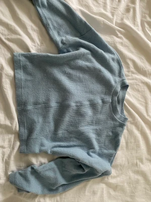 tröja - jättesöt tröja från gina tricot. typ lite stickat material, jättesöt men passar ej längre. skriv för mer info 