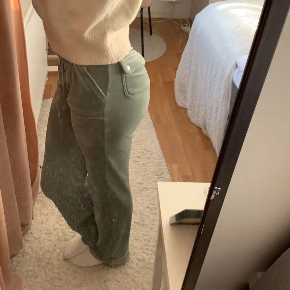Gröna Juicy Couture byxor i storlek XS. Säljer pga att de har blivit för små. De är använda några gånger men är fortfarande i bra skick. Säljer för 800 kr + frakt . Jeans & Byxor.