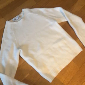 Mjuk vit långärmad - En jättefin vit tröja från zara, är S i storlek men är väldigt liten💕 Passar bättre på xs, liten tråd som är lös på tröjan  (Se sista bild) men syns inte 