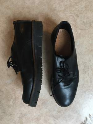 Svarta enklare fina skor, sparsamt använda. Storlek 39