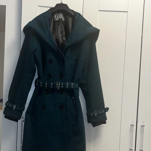 Vixsin Grön Kappa stl L - stl L, själv känner att 42 är rimlig storlek.  Köpt för 3 år sedan, nypris 1500kr!  Knappt använd (3dagar) även om en ficka i innerfoder gått sönder vid sömnad därav mitt pris❤️‍🩹 2 dragkedjesfickor samt 2 vanliga dolda fickor precis intill.  Stor luva 🌟