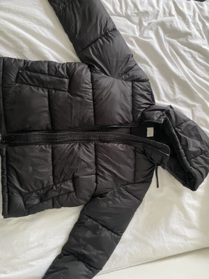 Vinterjacka - Fin pufferjacket från H&M. Storlek XS men passar även på mig som är S/M. Jättevarm och skön jacka. Skriv för mer info 💙