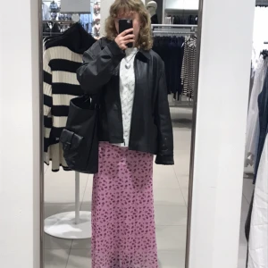 Läderjacka - Säljer denna läder jacka i äkta läder som är i mycket bra skick! Storlek L men sitter perfekt oversized på mig som är 158 och brukar ha storlek 36 i de mesta:). skriv vid frågor☺️