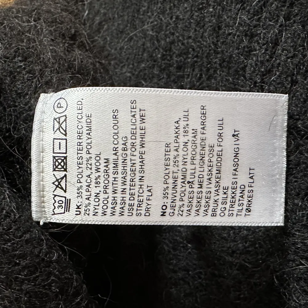 Svart stickad tröja från BikBok som tyvärr inte kommer till användning längre💕 Använd men inga defekter, hör av dig vid frågor :). Stickat.