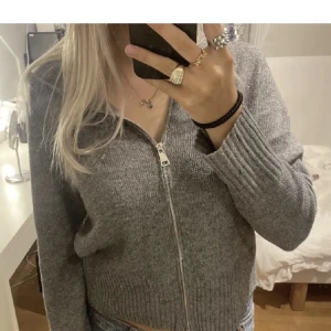 Stickad zip-up - Stickad zip up hoodie köpt på plick storlek s