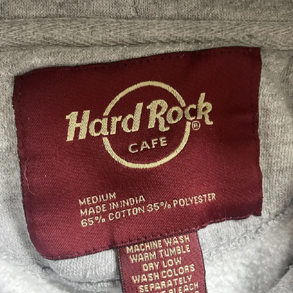 Säljer denna fina hard rock hoodien i storlek medium men sitter som en small men passar även xs om man vill ha mer baggy. Inga hål eller defekter alls.. Hoodies.