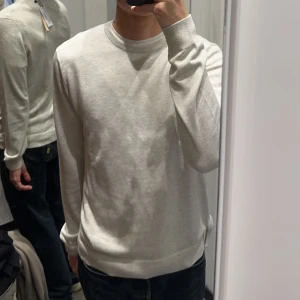 Stickad tröja  - Stickad bomullströja från Bläck(mq), grå/beige snygg till allt. Köpt nyss så skick som ny. Nypris 599kr. Storlek S