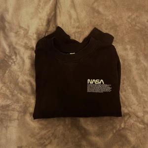 Collegetröja - Min älskade collegetröja som tyvärr inte är riktigt min storlek. Färgen är mer lik den i första bilden då det är en mörkare brun. 