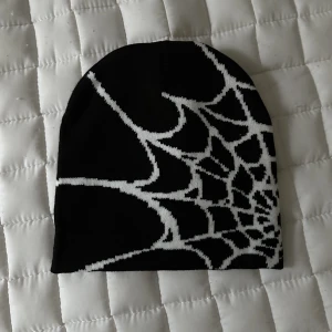 Spider web beanie mössa - Spider web beanie mössa helt oanvänd