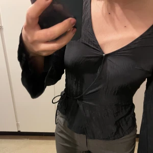 Snygg topp - Snygg topp från h&m och aldrig användt eftersom den är för liten för mig. Men annars är den fantastisk och ny!