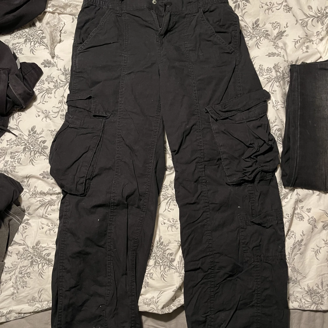 Svarta cargo byxor h&m - 91