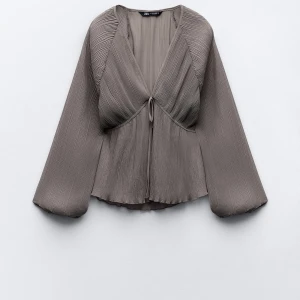 Helt ny Zara blus - En jätte söt topp från Zara som jag glömde skicka tillbaka då den inte satt som jag ville, prislapp sitter kvar! (Kan inte visa den på då den redan är nedpackad!!💞)