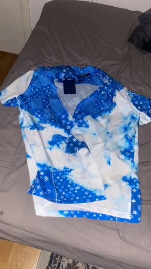 Blå louis vuitton skorta - Hej säljer min louis vuitton skorta i nytt  skick med taggen kvar sen är i storlek M men passar nästan S bättre den har inga hål eller liknade🙃(pris kan diskuteras vid snabb affär 