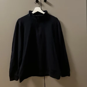 Tröja - En modern half zip från Massimo Dutti. Är i väldigt bra skick, har använt den ett fåtal gånger.