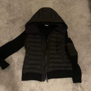 Hej! Säljer denna fina Moncler cardigan. Skicket är väldigt bra på den. Size M. Hör av dig för mer frågor! 