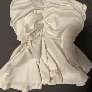 Söt kjol/topp som jag köpt secondhand! Den är i tjockt material och ej genomskinlig. Har en fläck längst ner, syns dock inte alls mycket, skriv privat för fler bilder eller frågor💞
