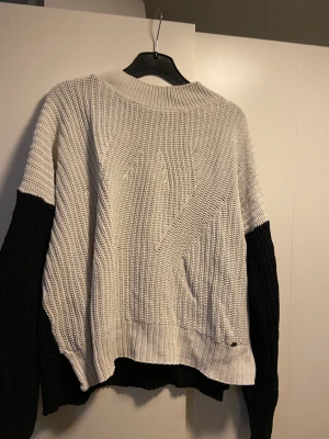 Oversized skön tröja - Fin superdry tröja . L men oversized. Väldigt snygg med vit skjorta under 