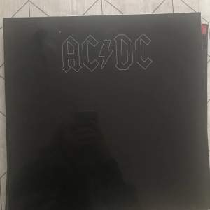 säljer denna fortfarande inplastade AC/DC back in black vinyl nypris 279