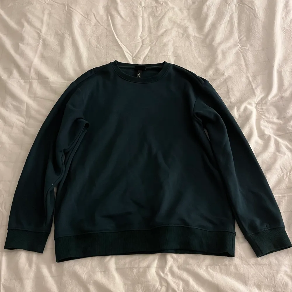 Mörkgrön collage tröja från H&M storlek S, knappt använd . Tröjor & Koftor.